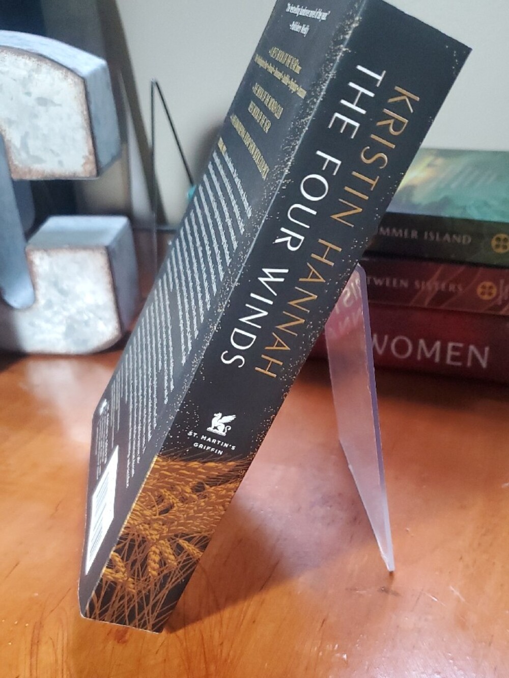 Kristin Hannah "The Four Winds" Paperback Novel - Black & Gold - Picture 4 of 4
